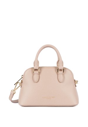 Sac à main en cuir beige texturé avec deux poignées, une bandoulière amovible, des détails dorés et un logo de marque discret au centre avant.