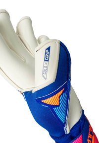 Blauwe keepershandschoen met een witte latex palm, een gestructureerd gripoppervlak en levendige, geometrische ontwerpen in oranje en blauw op de handrug.