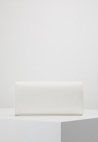 Pochette rettangolare bianca in materiale sintetico liscio con bordi netti e cuciture minimali, posizionata su una base bianca.