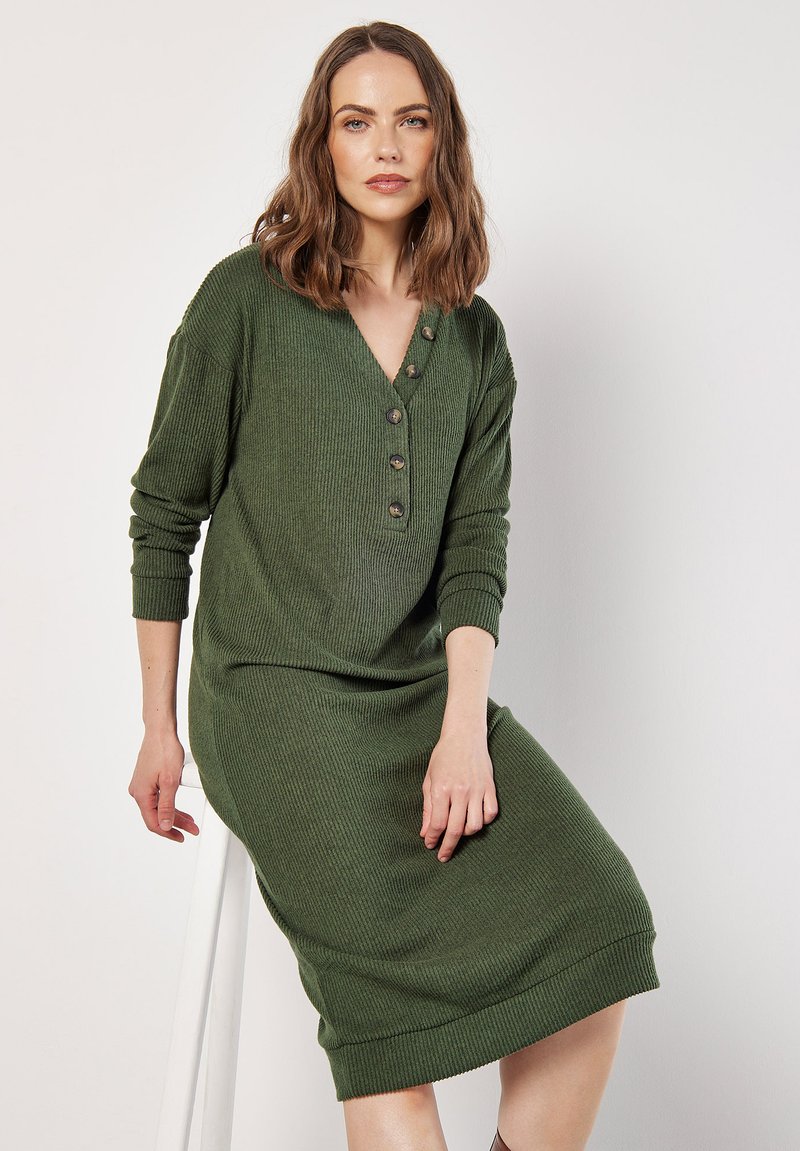 Grünes Strickkleid mit V-Ausschnitt und langen Ärmeln, mit Knopfdetails und gerippter Textur, knielang mit lockerer Passform.