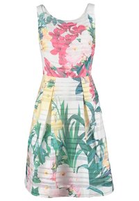 Robe fleurie avec un col rond, une jupe plissée, et des couleurs vives incluant le rose et le jaune, avec un motif rayé et texturé.