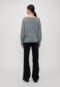 Vero Moda Tall VMJUPITER V NECK PULLOVER  - Pulover - medium grey melange