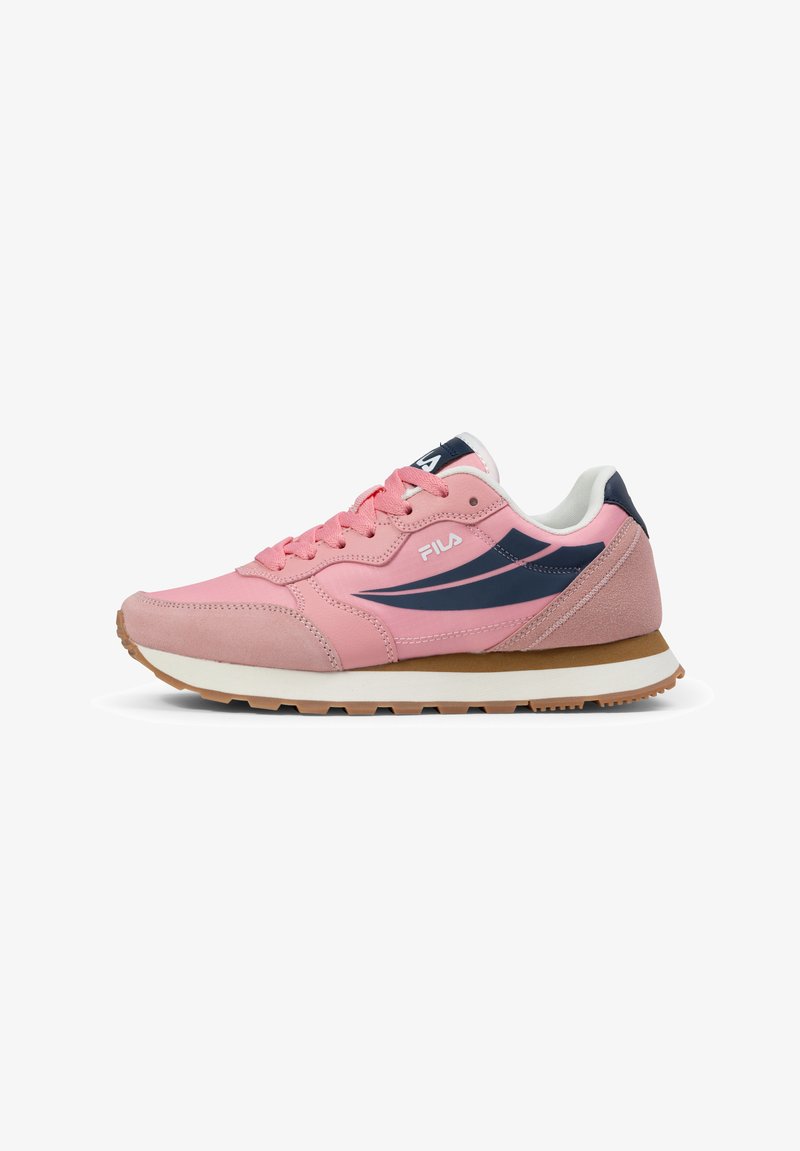 Scarpe da ginnastica rosa realizzate in materiale sintetico con una texture liscia. Presentano dettagli in blu navy, lacci piatti e una suola in gomma.