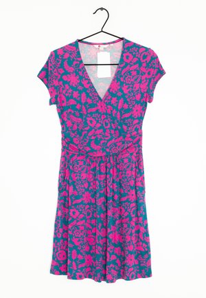 Teegrünes Wickelkleid mit kurzen Ärmeln und leuchtend pinkem Blumenmuster, an einem schwarzen Kleiderbügel vor weißem Hintergrund hängend.