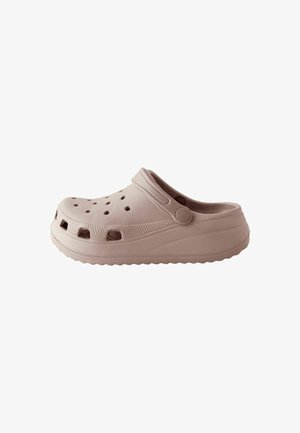 Zoccolo modellato di colore rosa chiaro con fori di ventilazione, forma sagomata, superficie texture e una tracolla decorativa per una vestibilità sicura.