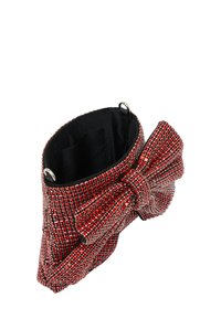 Röd clutch prydd med rhinestones, har en strukturerad form, en stor rosettdetalj och svart tyginteriör med fickor.
