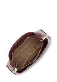 Sac à main en cuir bordeaux avec un extérieur lisse, fermeture éclair sur le dessus et doublure en tissu beige. L'intérieur présente un design minimaliste.