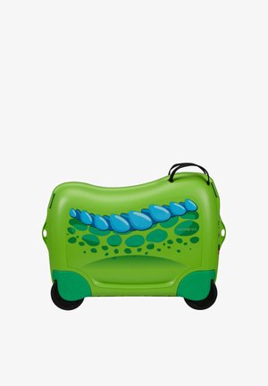 Maleta infantil rígida verde con patrón azul similar a piedra, ruedas negras y correa de transporte negra sobre fondo blanco.