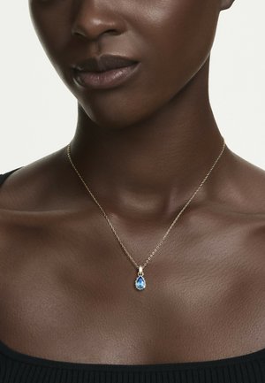 Swarovski, CHROMA PENDANT, PEAR CUT, BLUE, 18K GOLD FINISH - Collar - blue