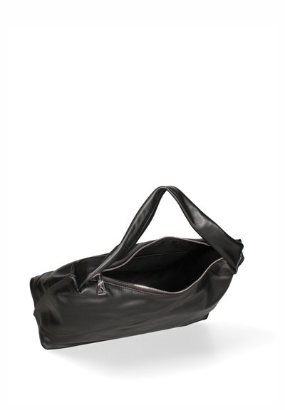 Borsa in pelle nera con chiusura a zip, forma allungata e due manici. Texture liscia con un design minimalista. Interno apparentemente spazioso.
