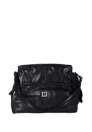 Borsa a tracolla in pelle nera con una texture morbida, dotata di una tasca frontale, tracolla regolabile e dettaglio logo in tonalità argento.