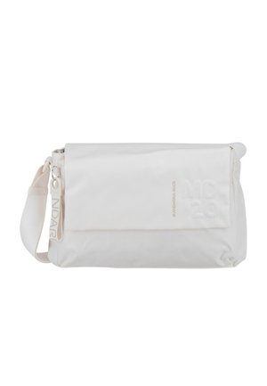 Weißes rechteckiges Umhängetäschchen aus strukturiertem Stoff, mit überschlagklappe, verstellbarem Schulterriemen und dezentem, geprägtem Markenlogo auf der Vorderseite.