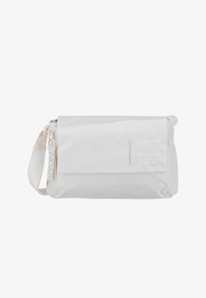 Weißes rechteckiges Umhängetäschchen aus strukturiertem Stoff, mit überschlagklappe, verstellbarem Schulterriemen und dezentem, geprägtem Markenlogo auf der Vorderseite.