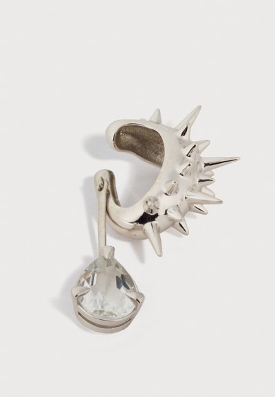 Srebrna uhan obroč z več ostrimi konicami in visečim prozornim trikotnim draguljem na zaponki.