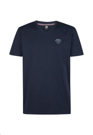 T-shirt a maniche corte blu navy con scollo a V e piccolo logo "Petrol & Ind. Co." in azzurro chiaro sul lato sinistro del petto.