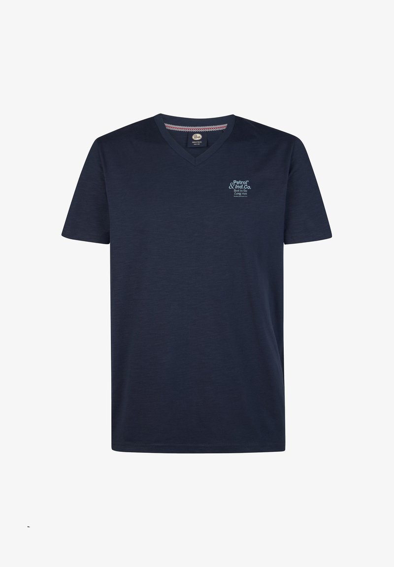 T-shirt bleu marine à manches courtes et encolure en V avec un petit logo "Petrol & Ind. Co." bleu clair sur le côté gauche de la poitrine.