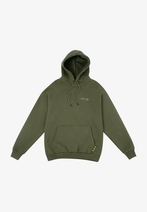 Olíva zöld kapucnis pulóver elülső zsebbel, húzózsinórral, bordás mandzsettákkal, és egy kis hímzett logóval a mellrészen. Jellemzője egy több színű akcentus.