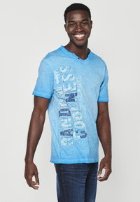 Koroshi SHORT SLEEVE  - Triko s potiskem - azul   blue