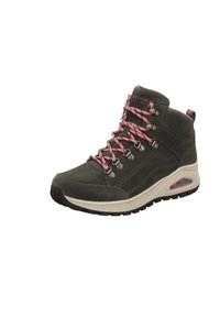 Zapatilla alta gris con cordones rosas y ojales de metal. Presenta un superior de ante texturizado, una entresuela acolchada y una suela de goma.