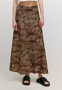Maxi-rok met luipaardprint in bruin- en beigetinten, met een vloeiende uitstraling en gladde stof. Gekocht bij zwarte instapsandalen.