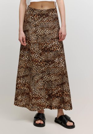 Maxi-rok met luipaardprint in bruin- en beigetinten, met een vloeiende uitstraling en gladde stof. Gekocht bij zwarte instapsandalen.