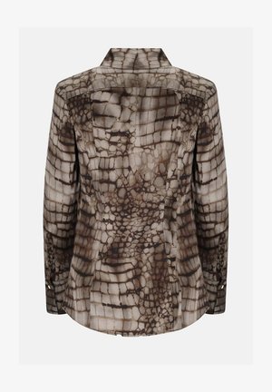 Camicia a maniche lunghe con motivo astratto di pelle di rettile marrone e beige, polsini con bottoni e colletto appuntito, vista da dietro.