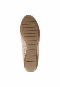 Suela de zapato color beige tipo slip-on con agarre texturizado, que presenta surcos horizontales y un acabado suave. Tamaño marcado como 37 en la suela.