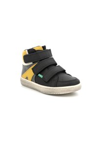 Zapatilla alta negra con acentos amarillos, hecha de material sintético, que cuenta con dos correas de Velcro y una suela de goma texturizada.