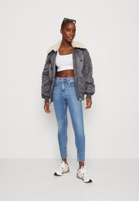 Levi's® 721™ HIGH RISE SKINNY SPLIT HEM - Vaqueros pitillo - heart goes boom