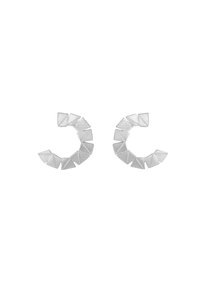 Boucles d'oreilles en argent de forme courbée avec des facettes triangulaires et une texture brossée. Design minimaliste avec une finition réfléchissante.