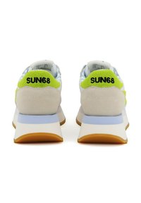 Sneaker con una toma blu e bianca, dettagli in suede grigio, tallone verde brillante e logo giallo. Suola bianca spessa con battistrada in gomma marrone.