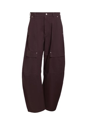 Pantalones cargo marrones con diseño de pierna ancha, que cuentan con múltiples bolsillos delanteros y detalles de botones a presión. Fabricados con tela resistente.
