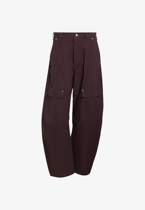 Pantalones cargo marrones con diseño de pierna ancha, que cuentan con múltiples bolsillos delanteros y detalles de botones a presión. Fabricados con tela resistente.