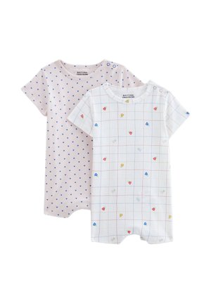 Deux combinaisons à manches courtes en coton doux. L'une est rose clair avec des cœurs bleus ; l'autre est blanche avec un motif à carreaux et des formes colorées.