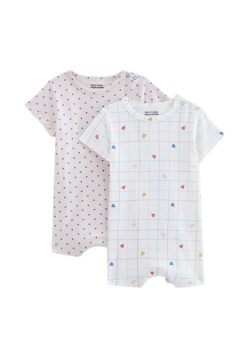Deux combinaisons à manches courtes en coton doux. L'une est rose clair avec des cœurs bleus ; l'autre est blanche avec un motif à carreaux et des formes colorées.