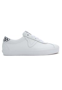 Baskets blanches en cuir présentant une texture lisse, une forme arrondie, une fermeture à lacets, et un accent damier noir et blanc sur le talon.