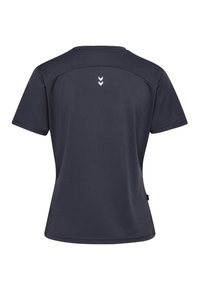 Ciemnoszara sportowa koszulka z krótkim rękawem, pokazująca tył z małym białym podwójnym logo w kształcie szewronu poniżej linii szyi.