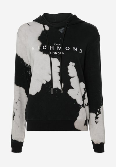 Felpa con cappuccio bianca e nera caratterizzata da un motivo tie-dye, con lacci e logo frontale "John Richmond London". Il tessuto sembra morbido.