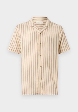 Chemise beige à manches courtes avec rayures verticales marron, devant boutonné et col ouvert.