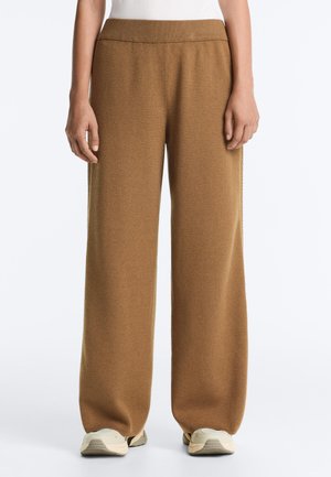 - Spodnie materiałowe