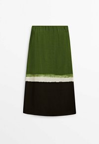 Groene en zwarte rok met een soepele textuur, voorzien van een brede groene band en een witte streep aan de bovenkant, met een recht gesneden ontwerp.