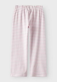 Pantalone svijetlo ružičaste boje s gingham uzorkom, elastičnom strukom i širokim krojem. Materijal izgleda mekano i teksturirano.