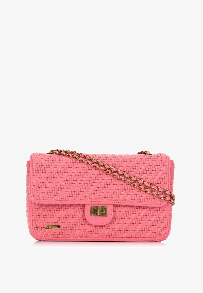 Borsa a tracolla intrecciata rosa con una tracolla a catena dorata, forma rettangolare e chiusura a scatto magnetico. Presenta un dettaglio con il logo sul fronte.