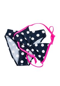 Granatowe majtki bikini w białe kropki, z falbanami, akcentowane jasnoróżowymi paskami i wykończeniem. Gładka struktura.