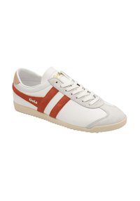 Sneaker bianco con suola beige e due strisce in suede arancione, lacci allacciati e logo "Gola" sul lato e sulla linguetta.