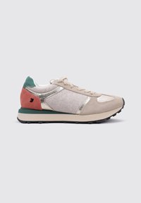 Sneaker grigio chiaro con accenti dorati, pannelli in suede beige e un tallone verde e arancione. Presenta una punta rotonda e una suola in gomma nera.