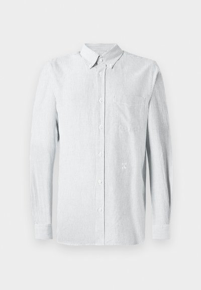 Camicia a maniche lunghe a righe in blu chiaro e bianco, con colletto button-down, taschino frontale e un sottile logo sul petto.