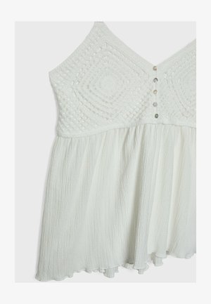 Bela obleka z teksturiranim kvačkanim bodjem z diamantnimi vzorci, tekočim krilom in petimi kovinskimi gumbi ob hrbtu.