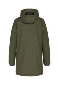 Chaqueta impermeable de color verde oliva con capucha, corte recto, mangas largas y puños el ásticos. Presenta una textura mate sutil y no tiene logotipos visibles.