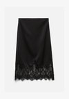 VMNOVI LACE DETAIL 7/8 SKIRT WVN - Jupe trapèze - black